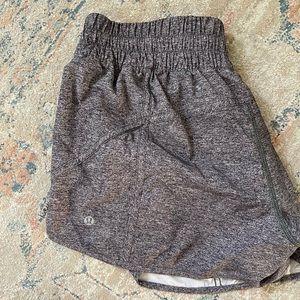 Lululemon Tracker Mid-Rise Short 4"
